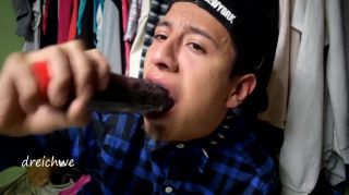 Petite Teen Montando Sextoy Negro En El Closet TubeTrooper