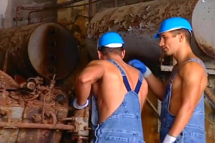 Hunk Ripped Construction Worker Jacks Off One - 1