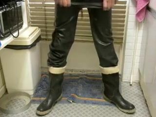 Webcamchat nlboots - urinate, rubber trousers and boots Dicks