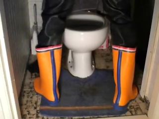 Wild Amateurs nlboots - orange rubber boots and rubber trousers and toilet Young