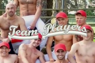 Pareja Team Members help each other out playsexygame
