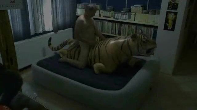 YouJizz Deflating airbed while riding an inflatable tiger Tetona - 1
