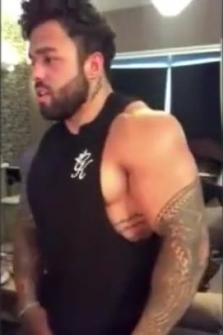 InfiniteTube long cock bodybuilder shows off ViperGirls