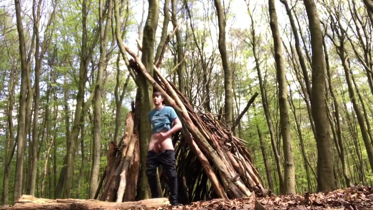 Exhib Hot young British Twink walks naked and pees in the Woods Twerk