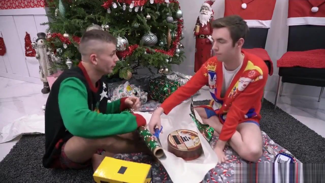 Sem Camisinha Horny Twink Wants Big Brother's Cock For Christmas Big Butt - 2