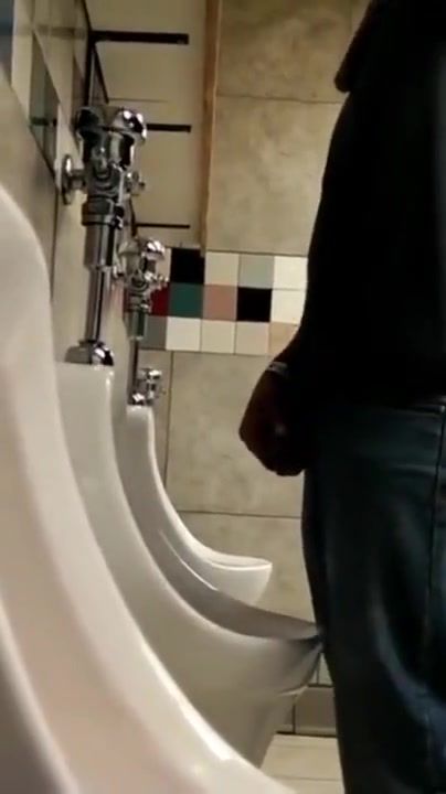Sucking Dicks Cruising the Urinals (Found Footage) Culo Grande