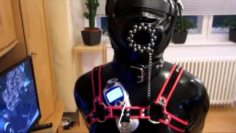 Web Cam Rubber Gimp in the pillory Selfie