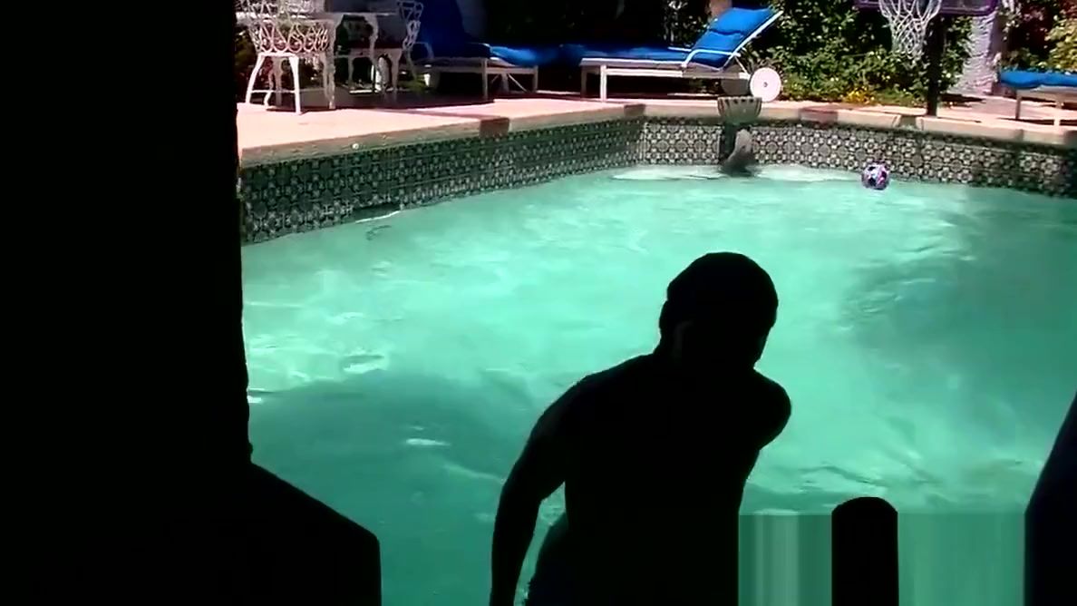 Masturbation Big dicked pool boy works on his summer tan and swollen cock JAVBucks