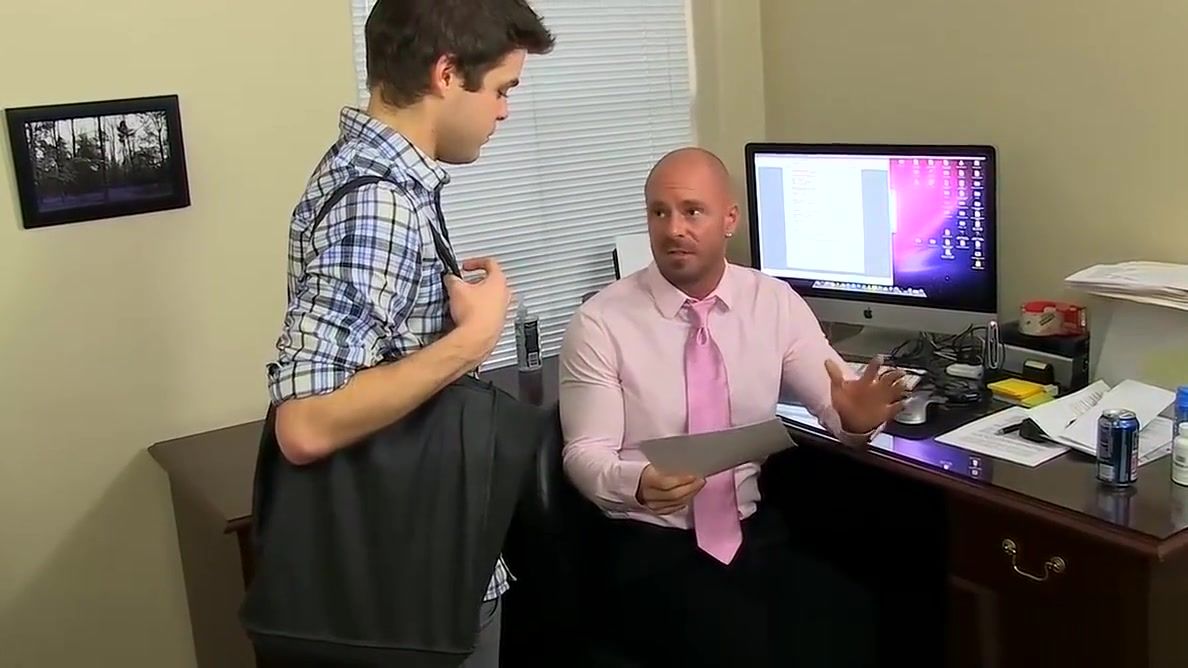 Interracial Horny boss Mitch Vaughn fucks Dustin Fitch in his asshole Spying