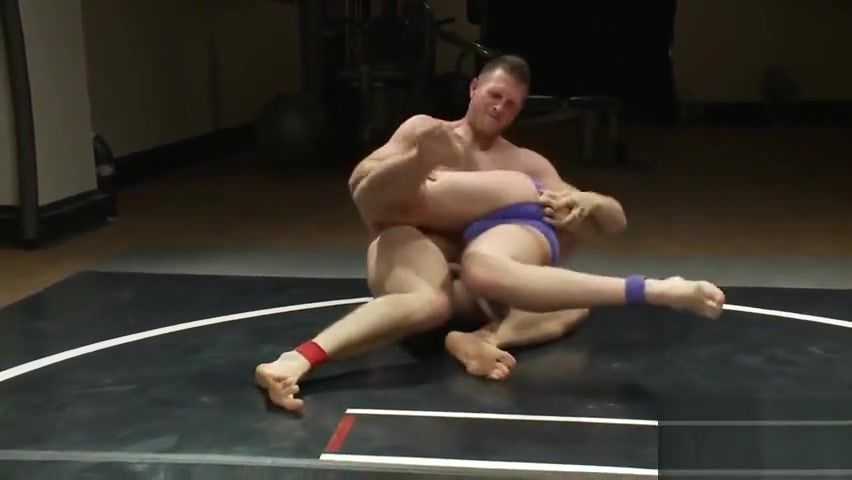 Ngentot Wrestling muscle stud enjoys wrestling Ass Licking