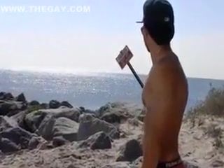 Duro Castro Relaxes on the Beach Fuck Pussy