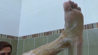 Dotado Asian homo washes up his feet before taking a cock...