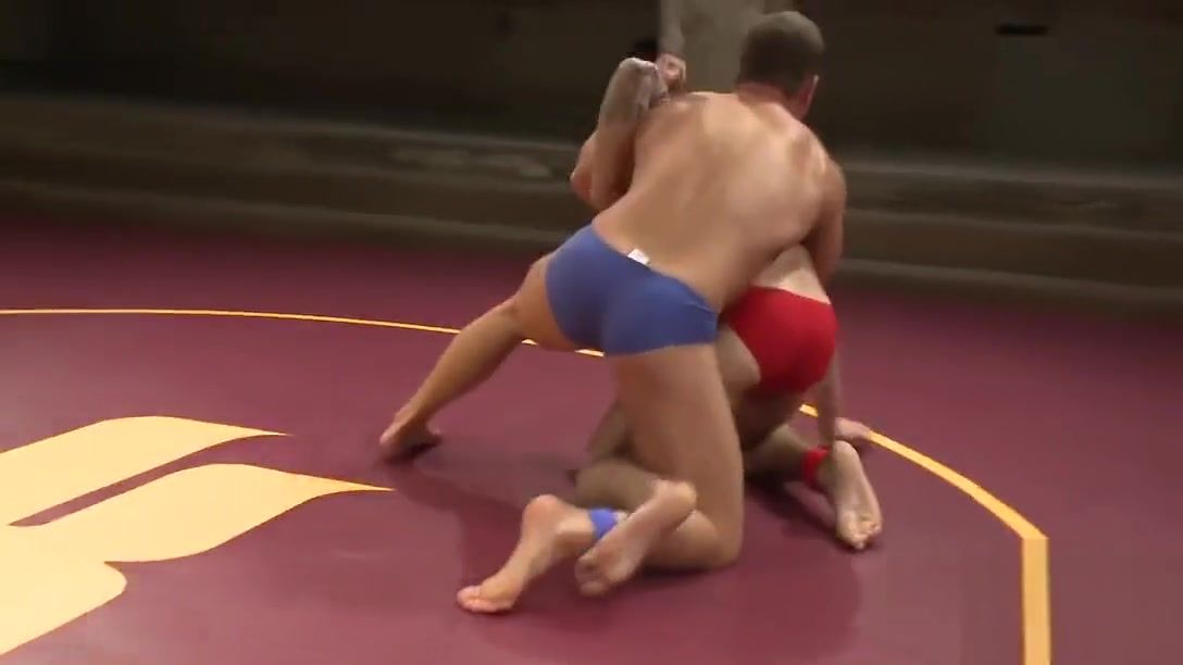 Bubblebutt Inked wrestler pins down his muscly opponent Panocha - 1