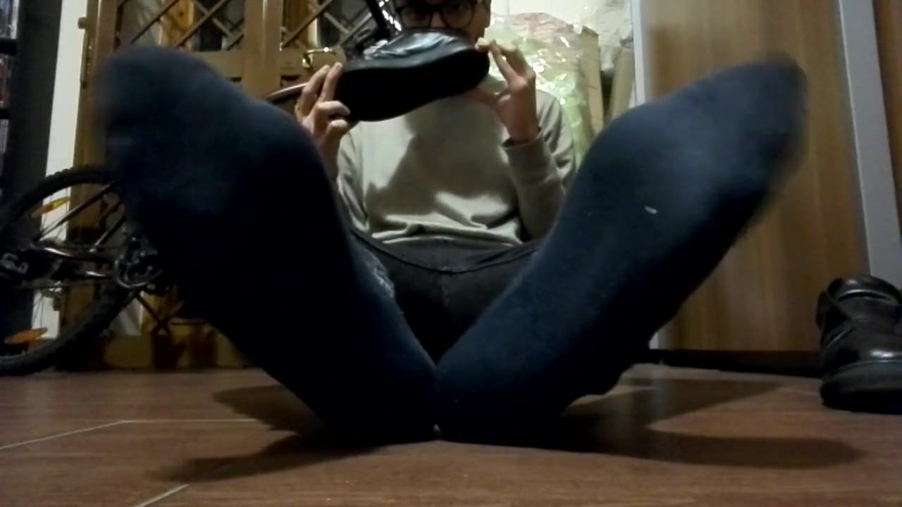 Orgasm Twink's sweaty socks and soft soles inside some old smelly shoes Pussy Eating
