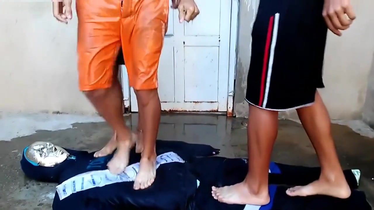 Virginity Venezuelan trampling barefoot Francaise